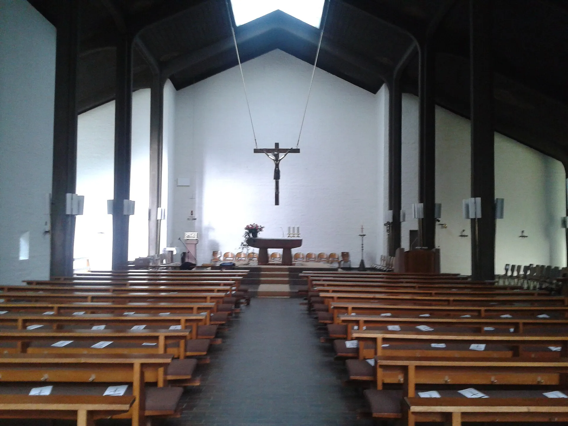 Blick vom Hauptportal zum Altar