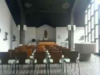 Marienaltar und Taufbecken