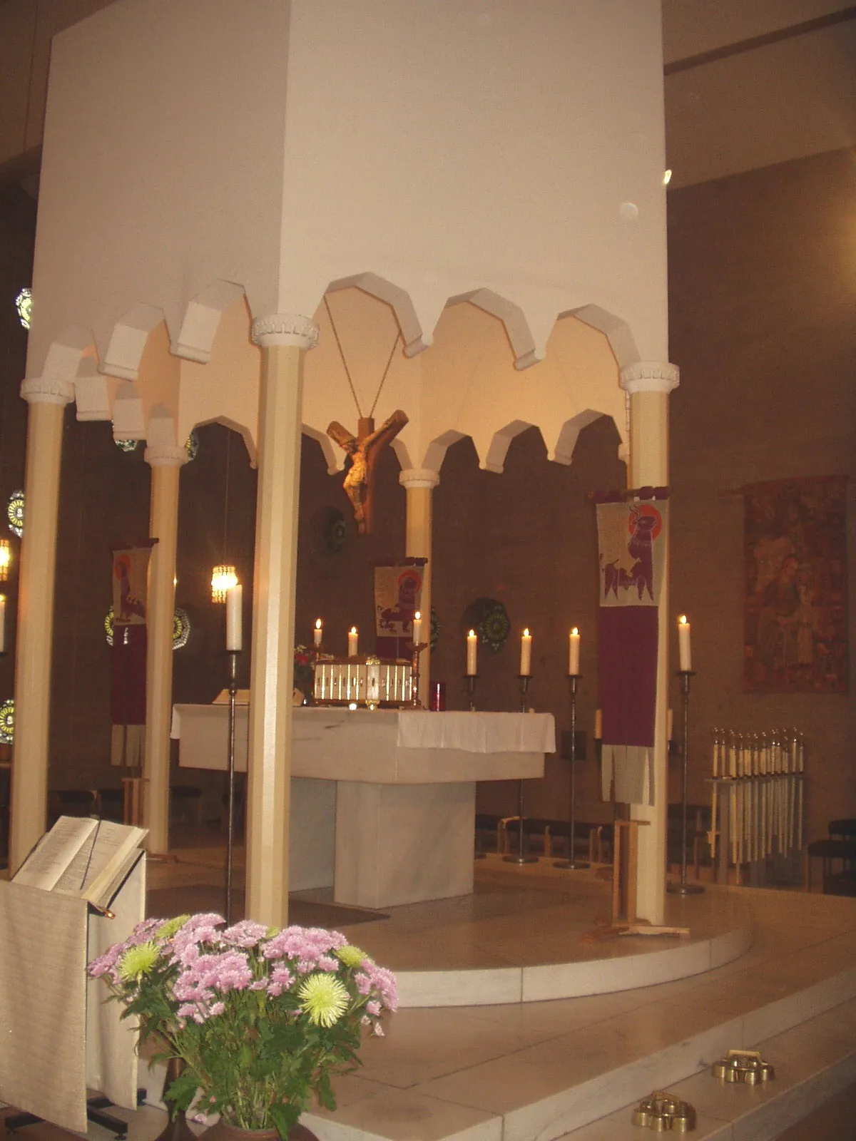Altar der katholischen Kirche Heilige Familie, Köln-Sülz