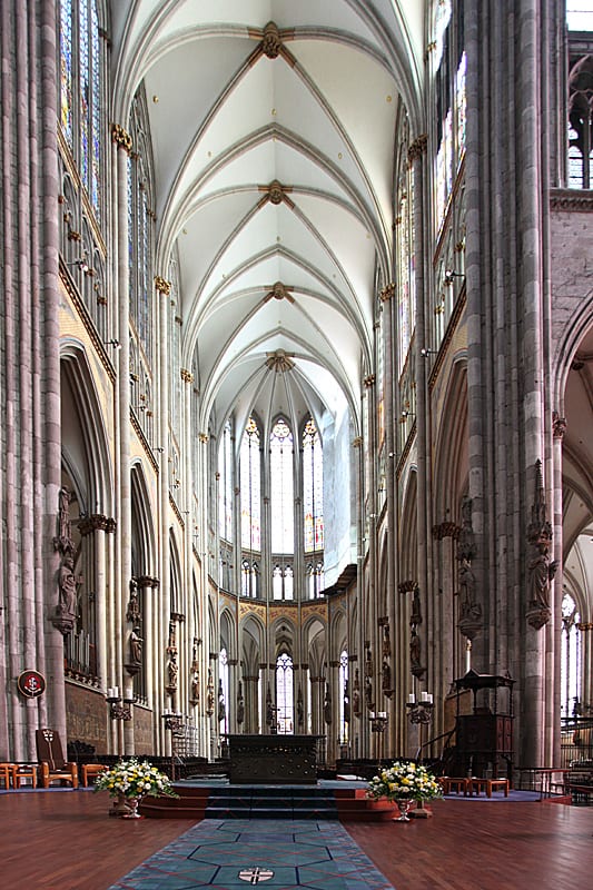 Innenraum des Kölner Doms mit Hochchor und Altar