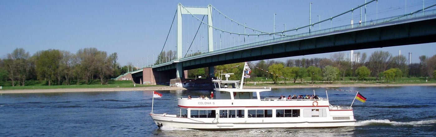 Mülheimer Brücke mit Schiff