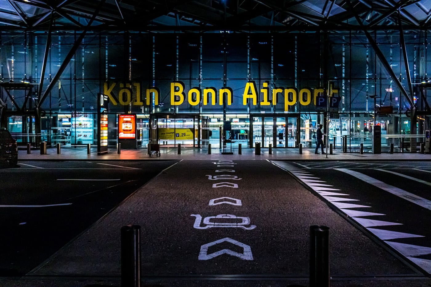 Flughafen Köln/Bonn (Konrad-Adenauer-Flughafen), Eingangsbereich bei Nacht