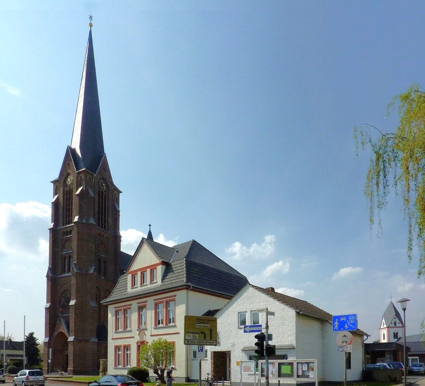 St. Mariä Geburt mit dem Turm von St. Michael in Köln-Zündorf