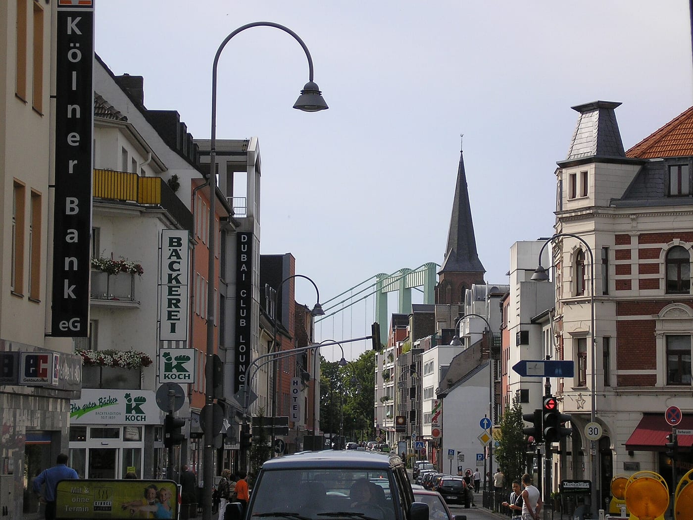 Hauptstraße in Rodenkirchen mit der Rodenkirchener Brücke im Hintergrund